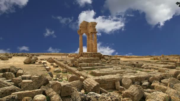 Antico Tempio Greco dei Dioscuri (V-VI secolo a.C.), Valle dei Templi, Agrigento, Sicilia. L'area è stata inserita nella lista del Patrimonio dell'UNESCO nel 1997 — Video Stock