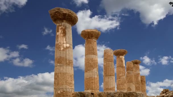 Förblir en forntida grekiska tempel av Herakles (V-Vi-talet f.Kr.), Tempeldalen, Agrigento på Sicilien. Området ingick i listan upptagen på Unescos världsarvslista 1997 — Stockvideo