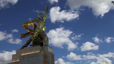 Ünlü Sovyet anıtı Rabochiy i Kolkhoznitsa (İşçi ve Kolkhoz Kadını veya İşçi ve Toplu Çiftçi) heykeltıraş Vera Mukhina, Moskova, Rusya. 1937 'de yapılmış.  