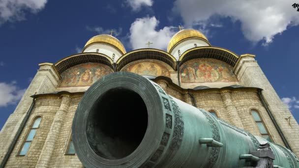 Царская пушка, Московский Кремль, Россия - большая пушка длиной 5,94 метра на территории Московского Кремля — стоковое видео