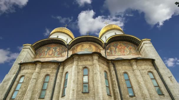 De kathedraal van de veronderstelling (was de site van de kroning van de Russische tsaren), Moscow Kremlin, Rusland. UNESCO werelderfgoed — Stockvideo