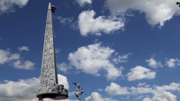 Monumento a la guerra en Victory Park en Poklonnaya Hill, Moscú, Rusia. El complejo conmemorativo construido en memoria de aquellos que murieron durante la Gran Guerra Patriótica — Vídeo de stock