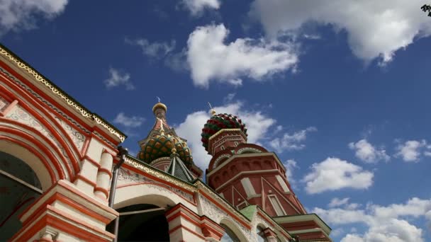 Moskau, russland, roter platz, kathedrale der fürbitte der heiligsten theotokos auf dem graben (tempel des basilikums des seligen) — Stockvideo