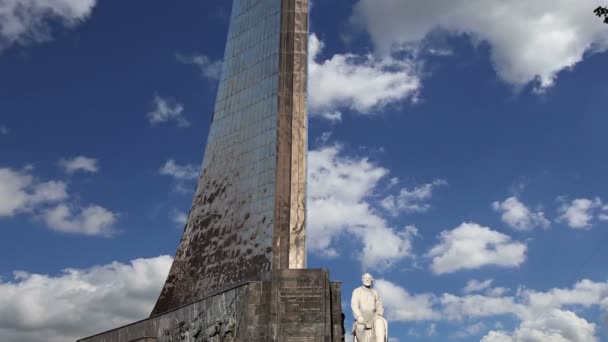 Zdobywców przestrzeni pomnik w parku na zewnątrz Muzeum kosmonautyki, w pobliżu vdnk wystawa centrum, Moskwa, Federacja Rosyjska — Wideo stockowe