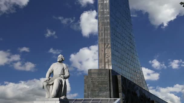 Conquistadores do Monumento Espacial no parque ao ar livre do museu Cosmonautics, perto do centro de exposições VDNK, Moscou, Rússia — Vídeo de Stock