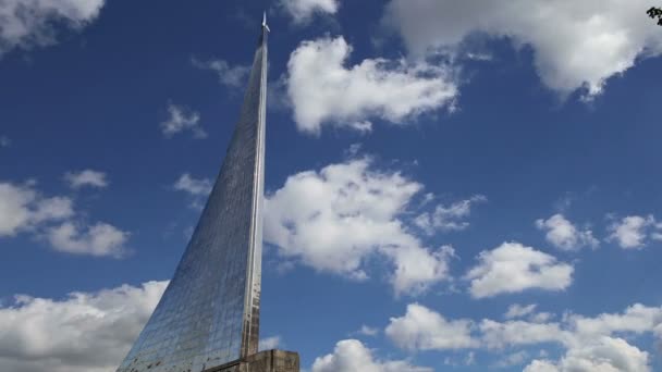 Conquistadores do Monumento Espacial no parque ao ar livre do museu Cosmonautics, perto do centro de exposições VDNK, Moscou, Rússia — Vídeo de Stock