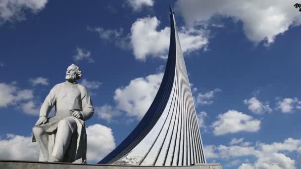 Dobyvatelé vesmíru pomník v parku venkovní muzeum kosmonautiky, poblíž vdnk výstavy střed, Moskva, Rusko — Stock video