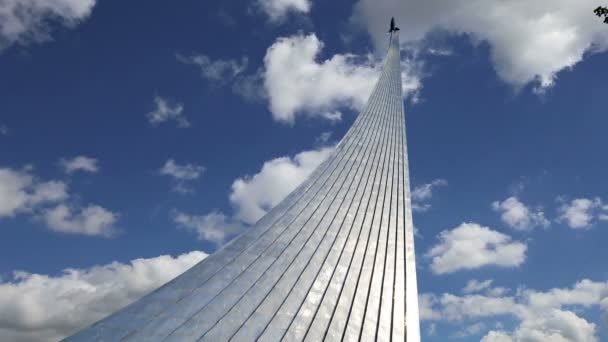 Eroberer des Weltraumdenkmals im Park vor dem Kosmonautikmuseum, in der Nähe des vdnk Ausstellungszentrums, Moskau, Russland — Stockvideo