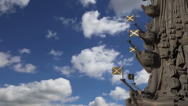 Monumento al fragmento de Pedro Magno, Moscú, Rusia- situado en la confluencia occidental del río Moskva y el canal Vodootvodny en el centro de Moscú — Vídeo de stock