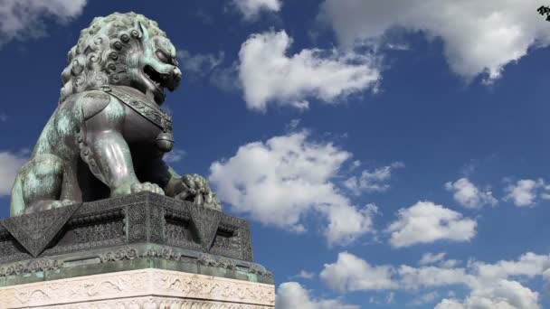 青铜监护人狮子雕像在故宫，北京，中国 — 图库视频影像