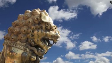 Yasak Şehir bir bronz bir Çinli ejderha heykeli. Beijing, Çin 