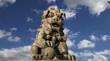 Çin, Pekin 'deki Yonghe Tapınağı' nda (Lama Tapınağı) Bronz Muhafız Aslan Heykeli  