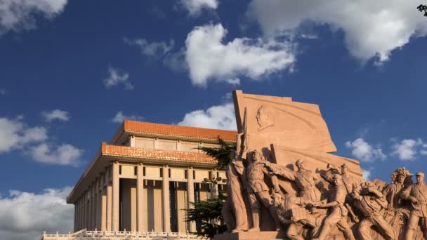 Estatuas revolucionarias en la Plaza Tiananmen en Beijing, China — Vídeo de stock