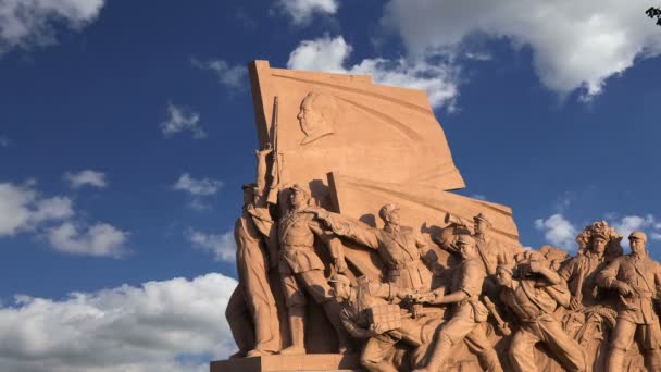 Revolutionäre Statuen auf dem Platz des Himmlischen Friedens in Peking, China — Stockvideo