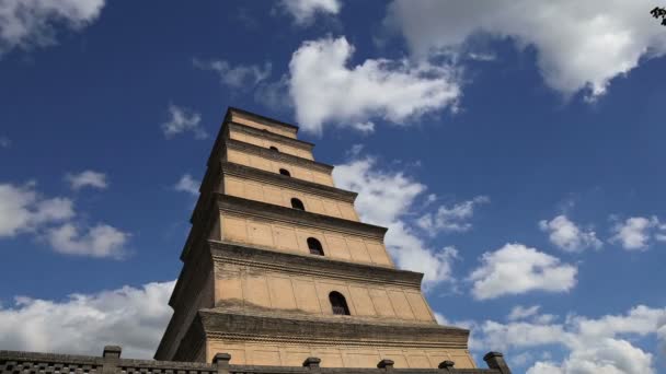 La pagoda gigante del ganso salvaje o gran pagoda del ganso salvaje, es una pagoda budista ubicada en el sur de Xian (Sian, Xi 'an), provincia de Shaanxi, China. — Vídeos de Stock