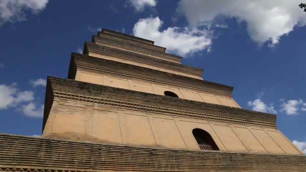 La pagoda gigante del ganso salvaje o gran pagoda del ganso salvaje, es una pagoda budista ubicada en el sur de Xian (Sian, Xi 'an), provincia de Shaanxi, China. — Vídeos de Stock