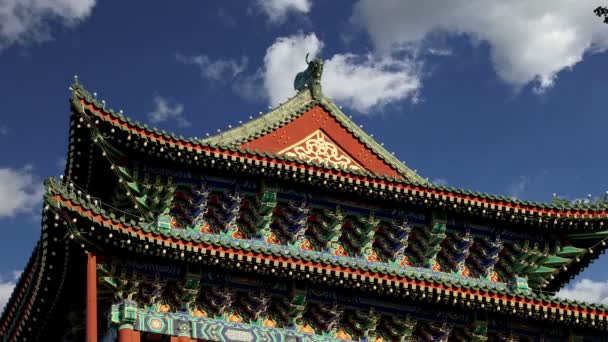 Zhengyangmen Gate (Qianmen). Эти знаменитые ворота расположены на юге площади Тяньаньмэнь в Пекине, Китай — стоковое видео