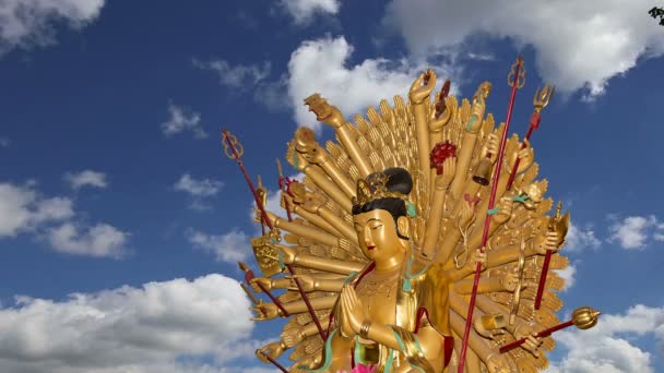 Буддийский храм. Золотая статуя Будды - южная Сиань (Сиань, Сиань), провинция Шэньси, Китай — стоковое видео