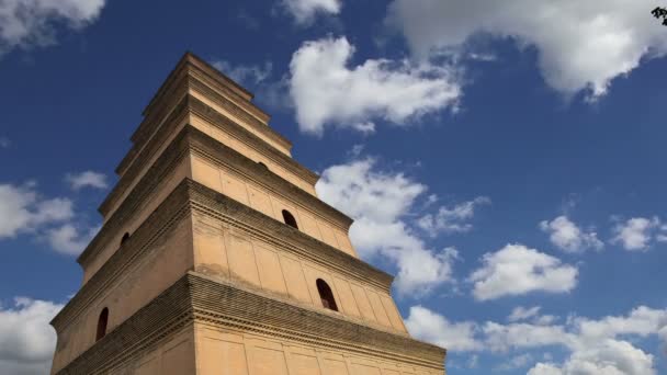 La pagoda gigante del ganso salvaje o gran pagoda del ganso salvaje, es una pagoda budista ubicada en el sur de Xian (Sian, Xi 'an), provincia de Shaanxi, China. — Vídeo de stock