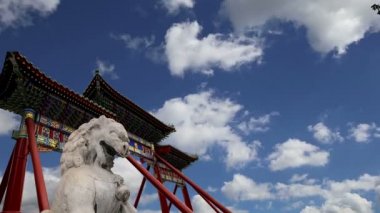 Yasak Şehir Pekin, Çin'in kuzeybatısında bir imparatorluk Bahçesi koruyucu aslan heykeli beihai Park taş mı    