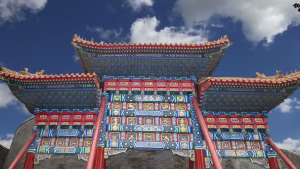 Puerta tradicional china antigua en el Parque Beihai es un jardín imperial al noroeste de la Ciudad Prohibida en Beijing, China — Vídeo de stock