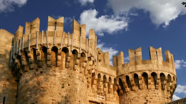 Ostrov Rhodos, Řecko, symbolem rhodes, paláce velmistra slavných rytířů (také známý jako castello) v středověké město Rhodos, se musí návštěva muzea Rhodos — Stock video