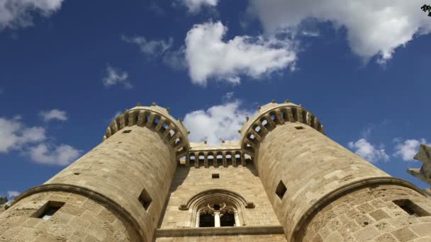 Ostrov Rhodos, Řecko, symbolem rhodes, paláce velmistra slavných rytířů (také známý jako castello) v středověké město Rhodos, se musí návštěva muzea Rhodos — Stock video