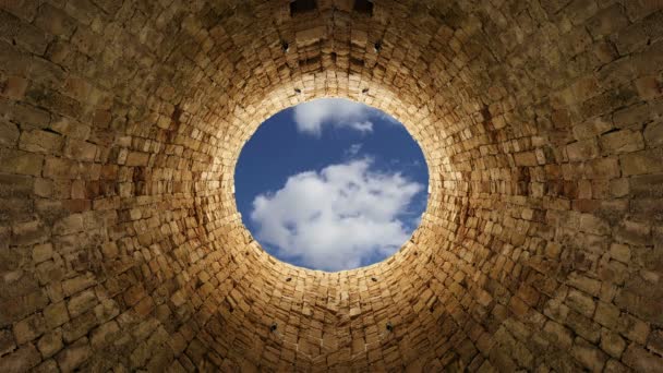 Vy av himlen med moln från stone well — Stockvideo