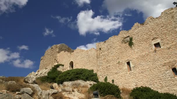 ロードス島, ギリシャ、ドデカニサ諸島の中世クリスティニア: 131 m、ロードス島の北部、この村の上の丘の上にある中世の城の遺跡 — ストック動画