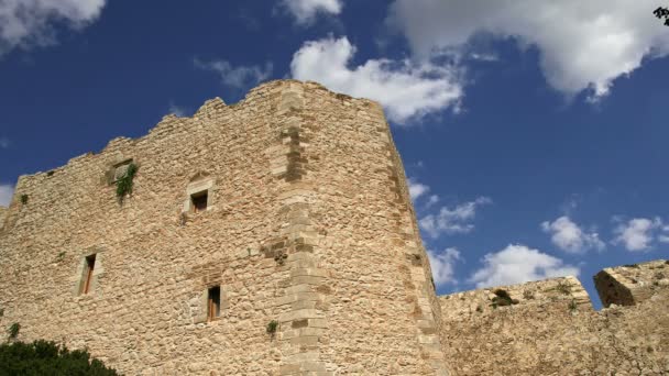 Средневековый замок Критиния на Родосе, Греция, Додеканес: На холме 131м над деревней Критения, на севере Родоса, есть руины средневекового замка — стоковое видео