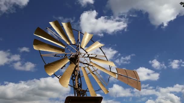 Moinho de vento antigo do rancho em um fundo do céu (lapso de tempo ) — Vídeo de Stock