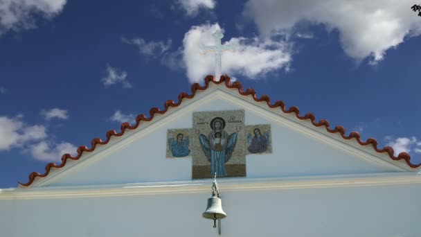 Monastero di Nostra Signora Tsambika. Rodi. Grecia. La leggenda è che ogni donna, che ha problemi, avendo figli dovrebbe andare lassù (a piedi nudi), per pregare la Vergine, sarà benedetta con i bambini. — Video Stock