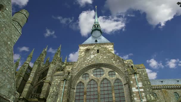 Mont Saint-Michel, Normandië, Frankrijk--een van de meest bezochte toeristische bezienswaardigheden in Frankrijk. Aangewezen als een van de eerste UNESCO-werelderfgoedlocaties in 1979 — Stockvideo