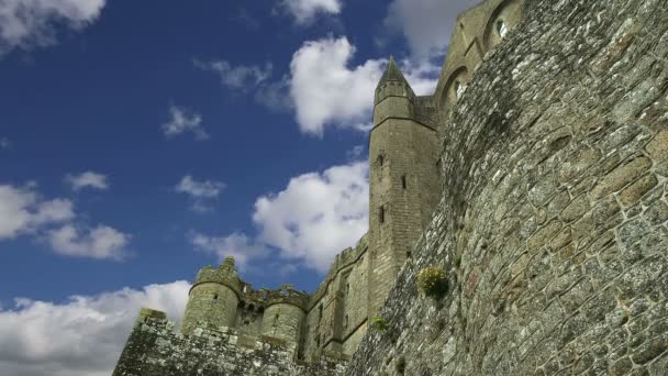 Mont Saint-Michel, Normandie, Frankrike--en av de mest besökta turistattraktioner i Frankrike. Utsedd till en av de första UNESCO-Världsarvsliv 1979 — Stockvideo