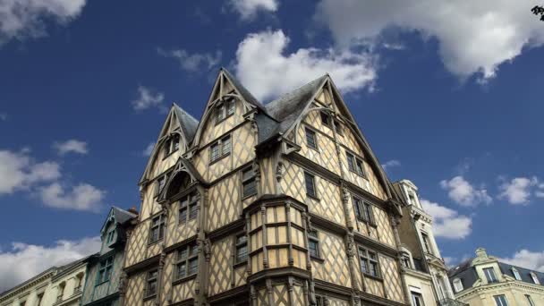 Frente a la Casa de Adán, antigua casa de entramado de madera en la ciudad de Angers, Francia — Vídeo de stock