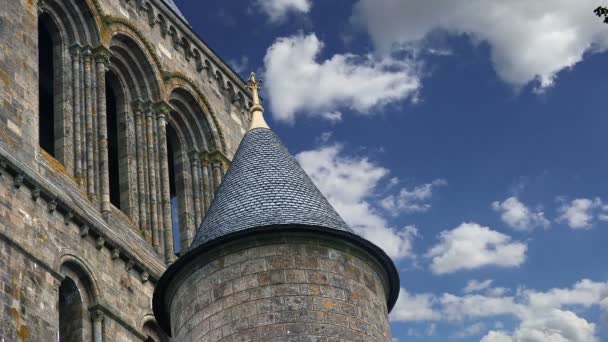 Mont Saint-Michel, Normandía, Francia- uno de los lugares turísticos más visitados de Francia. Designado como uno de los primeros sitios del Patrimonio Mundial de la UNESCO en 1979 — Vídeo de stock