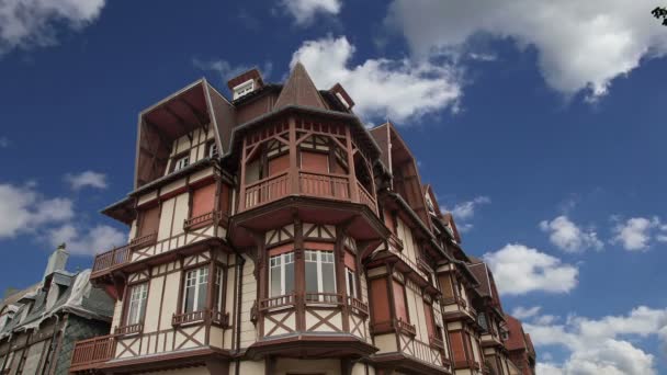 风格化的半木结构房屋。埃特雷塔特，法国。埃特雷塔特是法国西北部上诺曼底地区塞纳-海洋部的一个公社。 — 图库视频影像