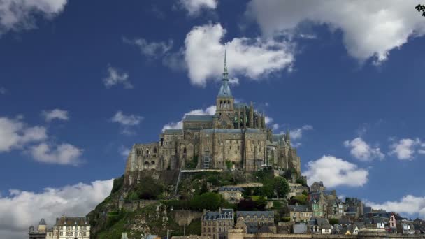 Mont Saint-Michel, Normandy, France- one of the most visited tourist sites in France. Один из первых объектов всемирного наследия ЮНЕСКО в 1979 году — стоковое видео