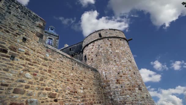 Ont Saint-Michel, Normandië, Frankrijk--een van de meest bezochte toeristische trekpleisters in Frankrijk. Aangewezen als een van de eerste Unesco World Heritage Sites in 1979 — Stockvideo