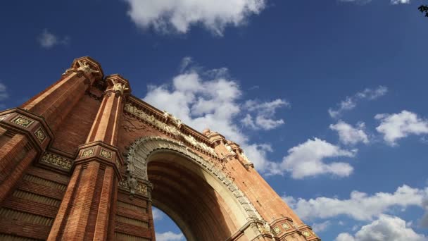 Триумфальная арка, Барселона, Испания ) — стоковое видео