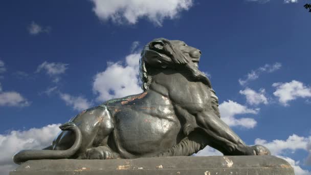 Escultura de un león cerca del monumento de Colón Chistopher en Barcelona, España — Vídeos de Stock