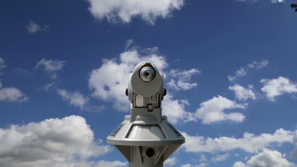 Télescope spectateur contre le ciel (laps de temps ) — Video