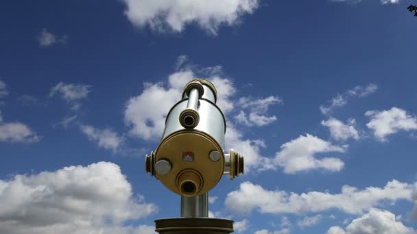 Visor del telescopio contra el cielo (lapso de tiempo ) — Vídeos de Stock