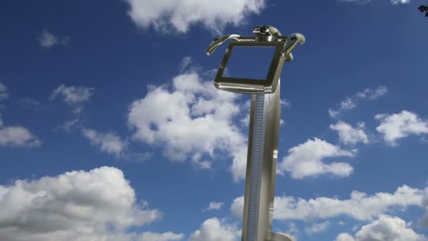 Teleskopbetrachter gegen den Himmel (Zeitraffer)) — Stockvideo