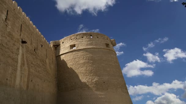 Stará pevnost. Dubai, Spojené arabské emiráty (SAE). Tento hrad (pevnost) je nejstarší budova stále stojí v Dubaji (Spojené arabské Emerites), který je dnes součástí dubajského muzea — Stock video