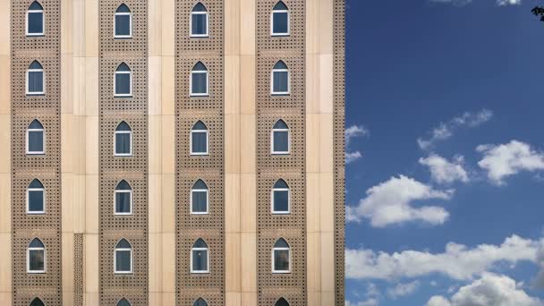 Фасад будинку в у традиційному арабському стилі, Дубаї, ОАЕ — стокове відео