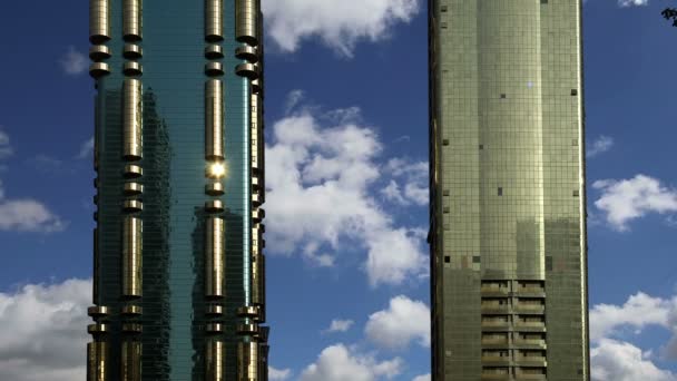 Rascacielos modernos, Sheikh zayed road, Dubai, Emiratos Árabes Unidos. Dubai es la ciudad de más rápido crecimiento en el mundo — Vídeo de stock