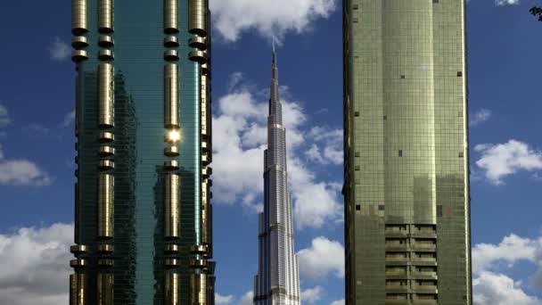 Современные небоскребы, дорога Шейх Зайед, Дубай, Объединенные Арабские Эмираты. Дубай - самый быстрорастущий город в мире — стоковое видео