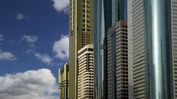 ตึกระฟ้าที่ทันสมัย ถนน Sheikh zayed, ดูไบ, สหรัฐอาหรับเอมิเรตส์ ดูไบเป็นเมืองที่เติบโตเร็วที่สุดในโลก — วีดีโอสต็อก
