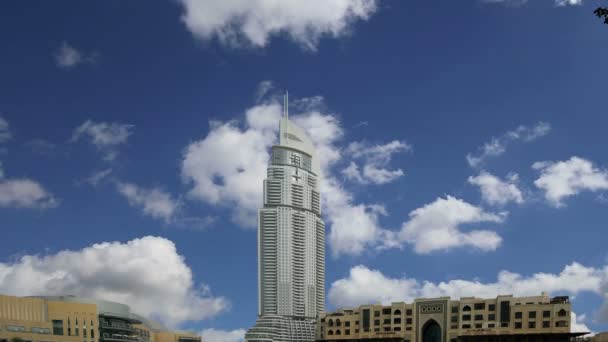 Moderní hotel řešit v downtown burj Dubaj, Dubaj, Spojené arabské emiráty. hotel je vysoká 63 příběhy a funkce 196 přepychové pokoje a 626 servisované rezidence — Stock video